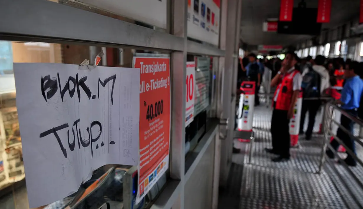 Rute bus Transjakarta Koridor I Blok M-Kota ditutup sementara karena adanya demo di Bundaran HI, Jakarta, Senin (10/11/2014). (Liputan6.com/Johan Tallo)