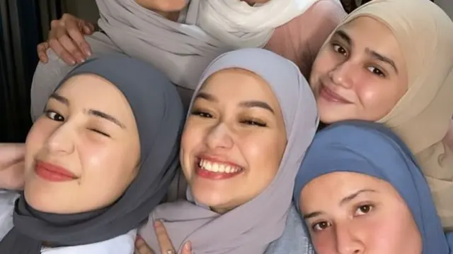 Rebecca Klopper berhijab ketika reuni Mermaid In Love di malam idul Adha (Foto: bebytsabina via instagram)