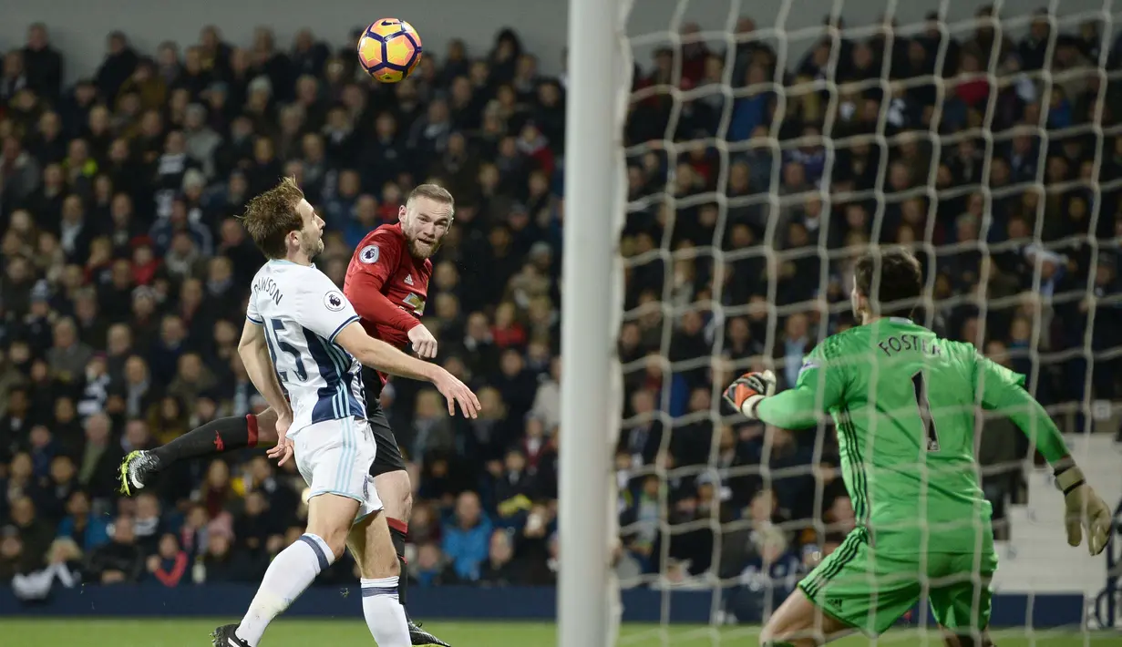 Pemain Manchester United, Wayne Rooney menyundul bola melewati pemain West Bromwich Albion pada laga Premier League di The Hawthorns stadium, West Bromwich, (17/12/2016). MU menang 2-0. (AFP/Oli Scarff) 