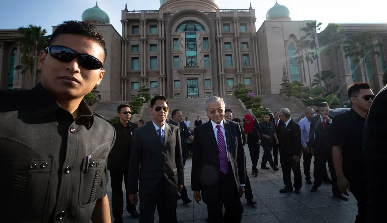 Perdana Menteri baru Malaysia Mahathir Mohamad bersiap meninggalkan lokasi usai berpidato dalam pertemuan bulanan pertamanya sebagai perdana menteri di Putrajaya, Malaysia (21/5). (AP/Vincent Thian)