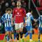 Diogo Dalot dari Manchester United berjalan ke tengah lapangan saat para pemain Brighton merayakan gol selama pertandingan putaran ketiga Piala FA antara Manchester United dan Brighton di Manchester, Inggris, Minggu, 11 Januari 2026. (AP Photo/Jon Super)