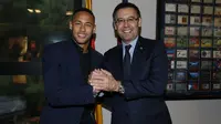 Neymar (kiri) dan Presiden Barcelona, Josep Maria Bartomeu, usai acara penandatanganan kontrak baru, di Barcelona, Jumat (21/10/2016). (Barcelona). 