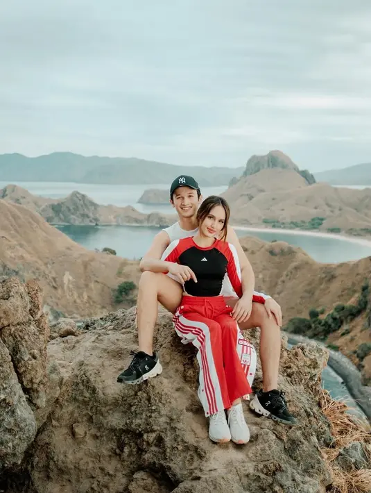 Kali ini, Cinta Laura merayakannya di Labuan Bajo. Tak sendirian, tampak sang kekasih Arya Vasco dan teman-temannya turut menemani.  [Instagram/claurakiehl]