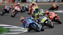 Pebalap Suzuki, Maverick Vinales (25), memimpin balapan MotoGP Inggris yang digelar di Sirkuit Silverstone, Inggris, Minggu (4/9/2016). (AFP/Oli Scarff)