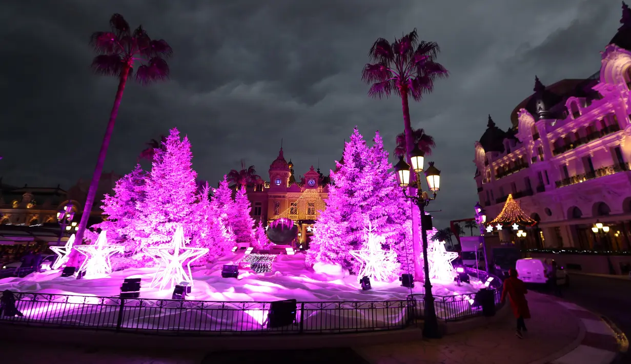 Tampilan lampu dan dekorasi untuk menyambut Natal yang dipajang di depan Kasino Monte-Carlo di Monako pada 7 Desember 2018. (Photo by VALERY HACHE / AFP)