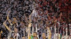 Ekspresi para pemian Juventus saat Giorgio Chiellini mengangkat trofi juara Copaa Italia 2016-2017 usai mengalahkan Lazio di Roma Olympic stadium, (17/5/2017). Juventus menang 2-0. (AP/Gregorio Borgia)