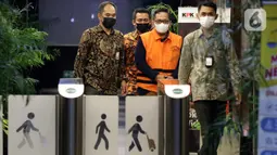 Direktur PT Java Orient Property, Dandan Jaya Kartika (rompi oranye) digiring petugas menuju mobil tahanan usai ditetapkan sebagai tersangka di Gedung KPK, Jakarta, Jumat (22/7/2022). Dandan Jaya Kartika merupakan tersangka baru kasus dugaan suap pengurusan izin apartemen di Pemkot Yogyakarta yang juga melibatkan mantan Wali Kota Yogyakarta Haryadi Suyuti. (Liputan6.com/Helmi Fithriansyah)