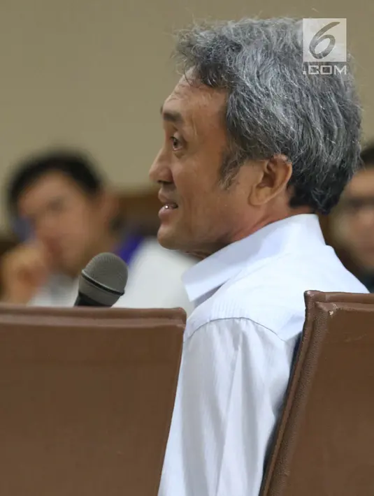 Mantan petinggi Lippo Group, Eddy Sindoro menjawab pertanyaan saat menjadi saksi pada sidang lanjutan dugaan menghalangi proses penyidikan KPK dengan terdakwa Lucas di Pengadilan Tipikor, Jakarta, Kamis (17/1). (Liputan6.com/Helmi Fithriansyah)