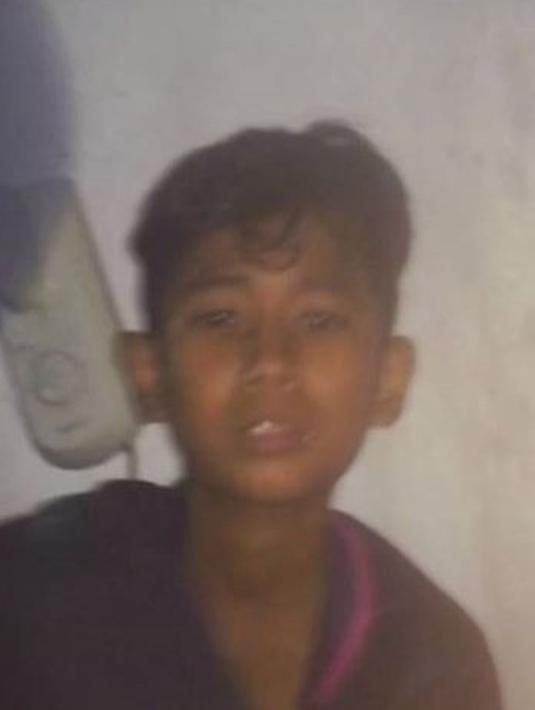 Semakin tenar Alif, membuat warganet semakin penasaran melihat foto lawasnya. Seperti melihat Alif Dilan KW ketika masih remaja. Foto Alif yang kalem tak pecicilan ini berhasil bikin warganet pangling. Jika dibandingkan dengan sekarang, perubahan penampilan dari Alif Dilan KW terlihat jelas. (Liputan6.com/TikTok/mikey22287)