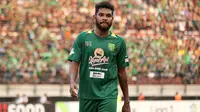 Bek Persebaya Surabaya, Fandry Imbiri, mendapat kartu merah pada laga kontra Mitra Kukar, Sabtu (22/9/2018). (Bola.com/Aditya Wany)