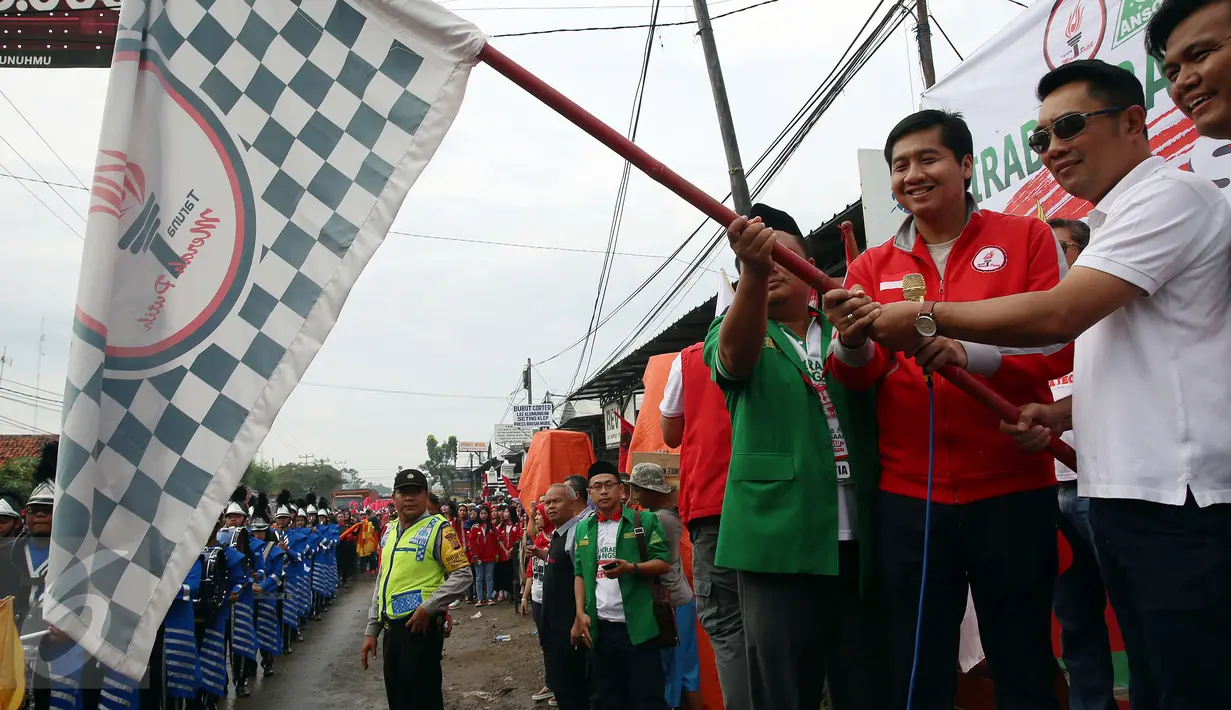 Maruarar Sirait bersama Ridwan Kamil membuka Kirab Kebangsaan 'Bersatu Kita Teguh', Subang, Jawa Barat, Sabtu (4/3). Kirab Kebangsaan yang diikuti oleh ribuan pemuda ini di gagas Ketua DPP TMP Maruarar Sirait. (Liputan6.com/Johan Tallo)