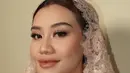 Aaliyah tampak dipulas dengan complexion matte finish. Kemudian kontur wajah disapukan secara lembut.   [@leofandi_]