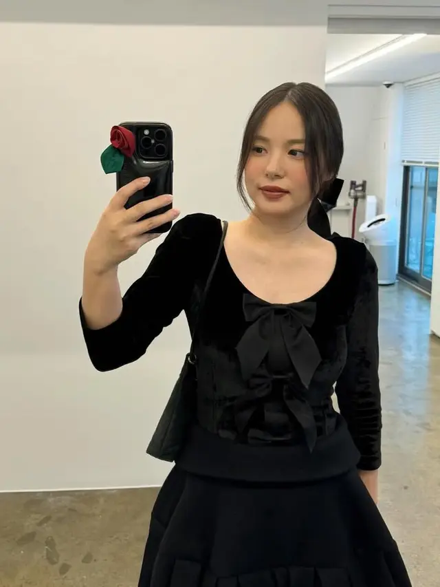 Min Hyo Rin saat kondangan bareng suaminya, Taeyang bawa tas kecil. [@hyorin_min]