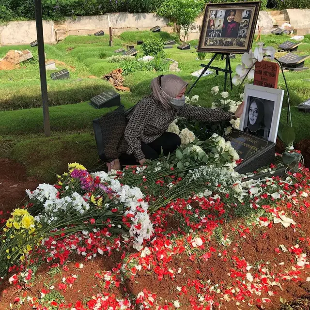 Sudah Dianggap Adik, Ini 6 Potret Lisma Gumelar Ziarah ke Makam Rina Gunawan