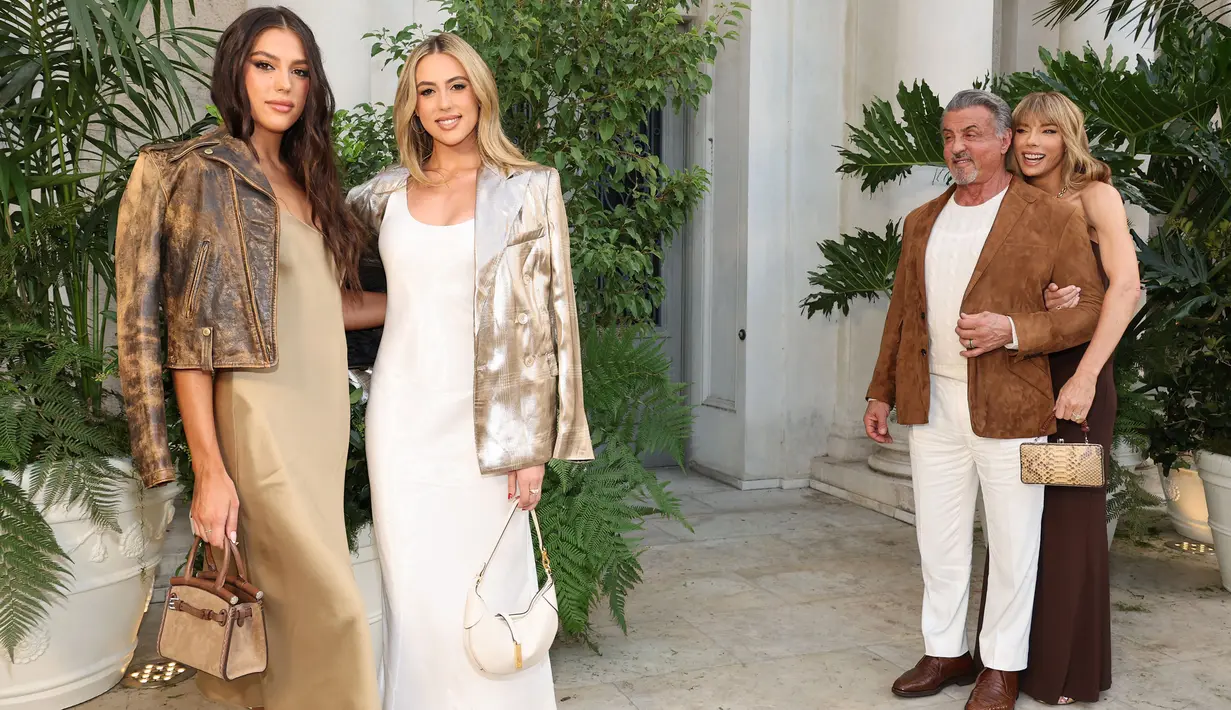 (kiri-kanan) Sistine Stallone, Sophia Stallone, Sylvester Stallone, dan Jennifer Flavin menghadiri Ralph Lauren SS23 Runway Show di The Huntington Library, Art Collections and Botanical Gardens, San Marino, California. Amerika Serikat, 13 Oktober 2022. Sylvester Stallone dan Jennifer Flavin bergabung dengan dua dari tiga putri mereka, Sistine (24) dan Sophia Rose (26). (Amy Sussman/Getty Images/AFP)