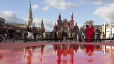 Orang-orang mengunjungi museum instalasi terbuka di Lapangan Merah, Moskow, Rusia, 7 November 2020. Tahun ini, parade memperingati 79 tahun parade militer dibatalkan karena pemberlakuan pembatasan guna menghentikan laju penyebaran COVID-19. (Xinhua/Alexander Zemlianichenko Jr)