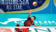 Jirayut melakukan smash pada pertandingan ekshibisi antara Pink Dragon versus Red Phoenix di Indonesia Arena hari Sabtu (20/04/2024). (Bagaskara Lazuardi/Bola.com)