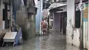 Aktivitas warga saat banjir merendam RT 10/RW 05, Kampung Sawah, Kelurahan Rawa Terate, Cakung, Jakarta Timur, Kamis (20/2/2020). Sejak awal tahun 2020, tercatat banjir telah terjadi sebanyak tujuh kali di Kampung Sawah. (merdeka.com/Iqbal Nugroho)