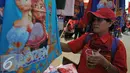 Buruh memilih pakaian saat demo memperingati hari lahirnya organisasi buruh internasional World Federation of Trade Unions (WFTU) di Jakarta (3/10/2015).  Sejumlah PKL memanfaatkan demo buruh untuk meraup sedikit keuntungan. (Liputan6.com/Gempur M Surya)