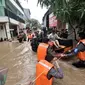 Petugas gabungan mengevakuasi warga saat banjir merendam permukiman Cipinang Melayu, Jakarta, Rabu (1/1/2020). Ratusan rumah warga di Kelurahan Cipinang Melayu terendam banjir hingga ketinggian leher orang dewasa sejak dini hari tadi dan telah menewaskan dua warga. (merdeka.com/Iqbal S Nugroho)