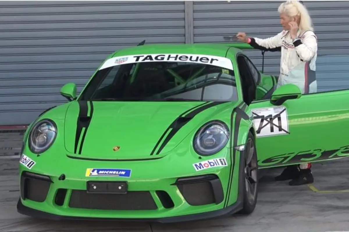 Nenek Ini Libas Sirkuit Balap dengan Porsche 911 GT3 RS (Carscoops)