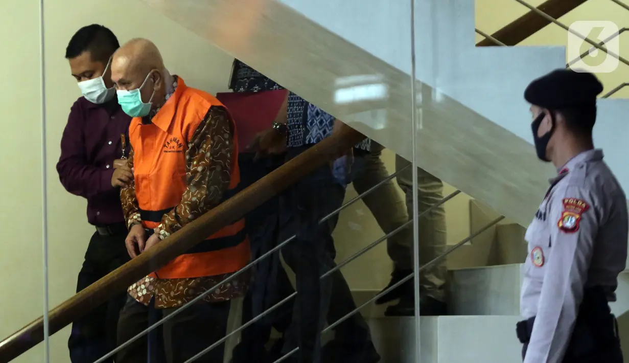 Wali Kota Banjar 2003-2008 dan 2008-2013, Herman Sutrisno (kedua kiri) jelang rilis penahanan di Gedung KPK, Jakarta, Kamis (23/12/2021). Herman Sutrisno merupakan tersangka dugaan korupsi proyek infrastruktur Kota Banjar tahun 2008-2013 dan penerimaan gratifikasi. (Liputan6.com/Helmi Fithriansyah)
