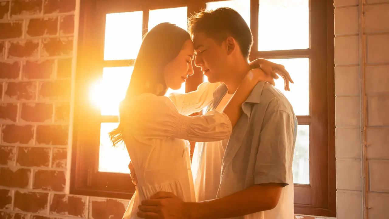 perempuan dan pasangan senja 3