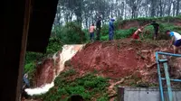 Jalur lalu lintas Cisompet-Pameungpeuk, Kabupaten Garut, Jawa Barat, tertutup longsor, beberapa waktu lalu. (Liputan6.com/Jayadi Supriadin)