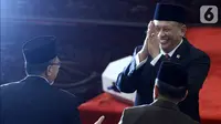 Ketua MPR RI 2019-2024 Bambang Soesatyo memberikan salam kepada mantan Ketua MPR Zulkifli Hasan pada Rapat Paripurna MPR di kompleks parlemen, Jakarta, Kamis (3/10/2019). Bambang Soesatyo resmi menjadi Ketua MPR setelah Fraksi Gerindra di MPR menyatakan sepakat mendukung. (Liputan6.com/Johan Tallo)