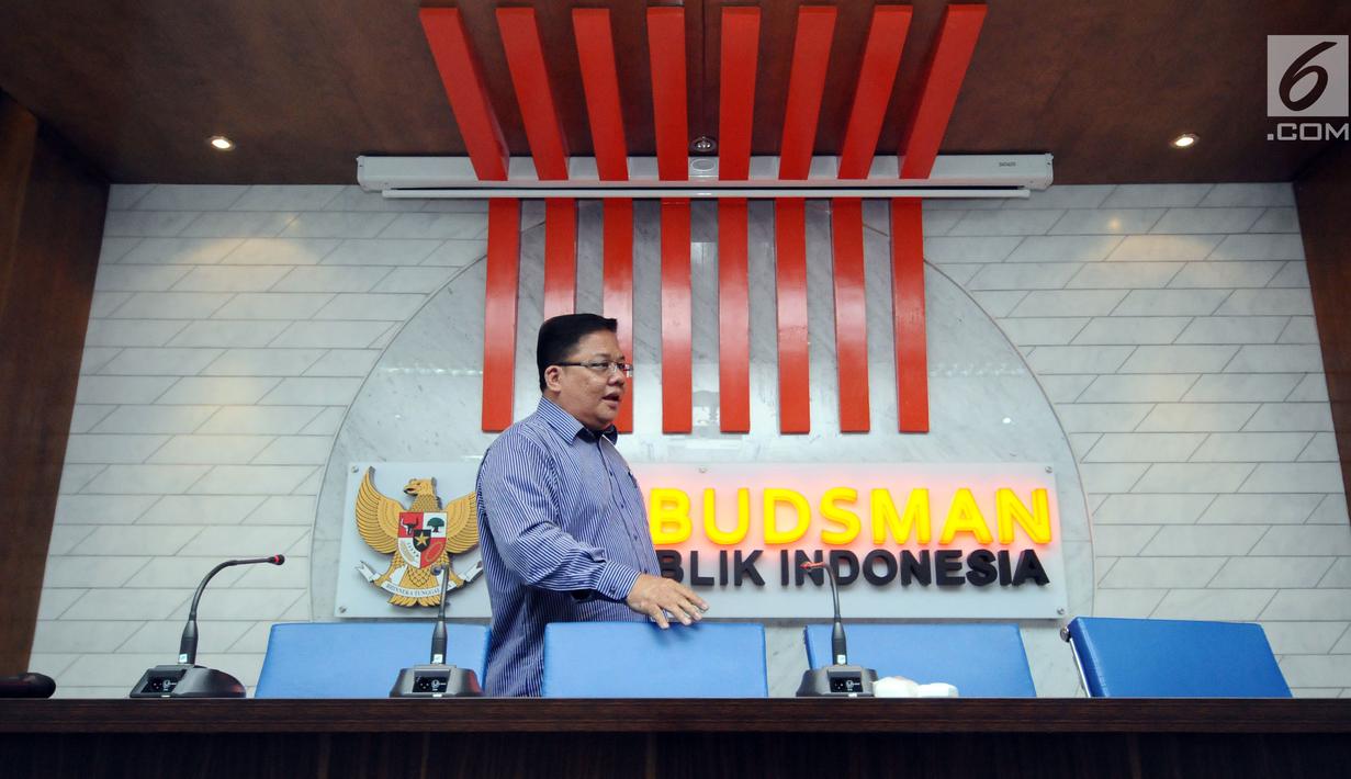 Komisioner Ombudsman RI, Adrianus Meliala bersiap memberi keterangan terkait hasil investigasi Penataan PKL oleh Satpol PP DKI, Jakarta, Kamis (2/11). Ombudsman RI menemukan penataan PKL rawan praktik maladministrasi. (Liputan6.com/Helmi Fithriansyah)