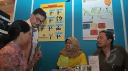 Menteri Agraria dan Tata Ruang Ferry Mursyidan Baldan mengunjungi salah satu stand saat meninjau pameran Agrinex Expo ke-9 di JCC, Jakarta, Sabtu (21/3/2015). (Liputan6.com/Johan Tallo)
