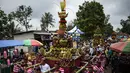 Para peserta mengarak tumpeng durian selama festival Kenduren di Jombang, Jawa Timur, Minggu (3/3). Festival tersebut merupakan acara tahunan yang digelar setiap memasuki musim panen durian sebagai bentuk syukur petani kepada Tuhan (Juni Kriswanto/AFP)