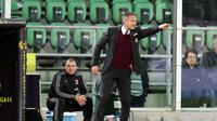 Pelatih AC Milan, Sinisa Mihajlovic terlihat memberi Instruksi kepada anak asuhnya saat melawan Palermo pada lanjutan Serie A Liga Italia di Stadion Renzo Barbera, Palermo, Kamis (4/2/2016) dini hari WIB. (AFP/Giovanni Isolino)