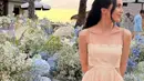 Beby Tsabina hadir mengenakan long dress putih motif bunga model cut out spaghetti strap. [@bebytsabina]