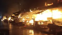Sejumlah lapak pedagang di dekat UPT Pasar Kemirimuka, Kecamatan Beji, Kota Depok, Jawa Barat mengalami kebakaran. (Liputan6.com/Istimewa)