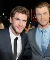 DNA ketampanan yang mutlak sepertinya memang mengalir di keluarga Hemsworth. Lihat saja ketampanan Chris Hemsworth dan Liam Hemsworth yang nggak ada habisnya. (AP Images/HollywoodReporter)
