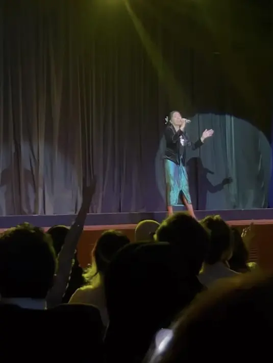 Rambutnya pun disanggul samping modern dengan aksesori bunga birunya. @meisya__siregar