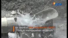 Air bercampur lumpur tersebut bersuhu hangat dan mengeluarkan uap.