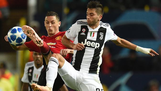 Gelandang Manchester United, Nemanja Matic berebut bola dengan gelandang Juventus, Rodrigo Bentancur saat bertanding pada lanjutan grup H Liga Champions di Old Trafford, Inggris (23/10). Juventus menang tipis 1-0 atas MU. (AFP Photo/Oli Scarff)