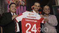 Marquee player, Peter Odemwingie, memberi keterangan saat Madura United merilis pemain baru di Senayan, Jakarta, Senin (03/04/2017). Madura United resmi menggaet mantan pemain liga Inggris tersebut untuk menatap Liga 1 2017. (Bola.com/M Iqbal Ichsan)