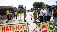 Gubernur Jawa Tengah Ganjar Pranowo saat memantau kondisi Jalan Daendels, Kebumen. (Istimewa)