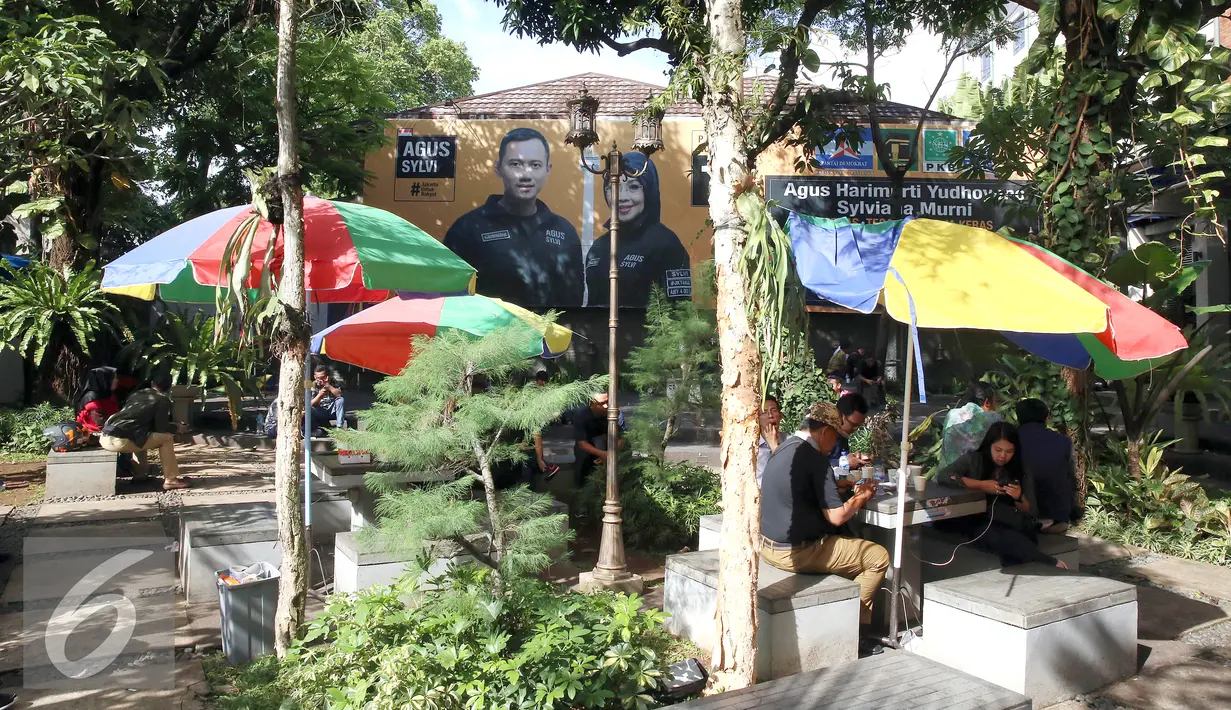 Sejumlah relawan menunggu hasil akhir penghitungan suara Pilkada DKI 2017 di Wisma Proklamasi, Jakarta, Rabu (15/2). Hasil quickcount pasangan AHY - Sylvi berada diposisi paling buncit (16,9%). (Liputan6.com/JohanTallo)
