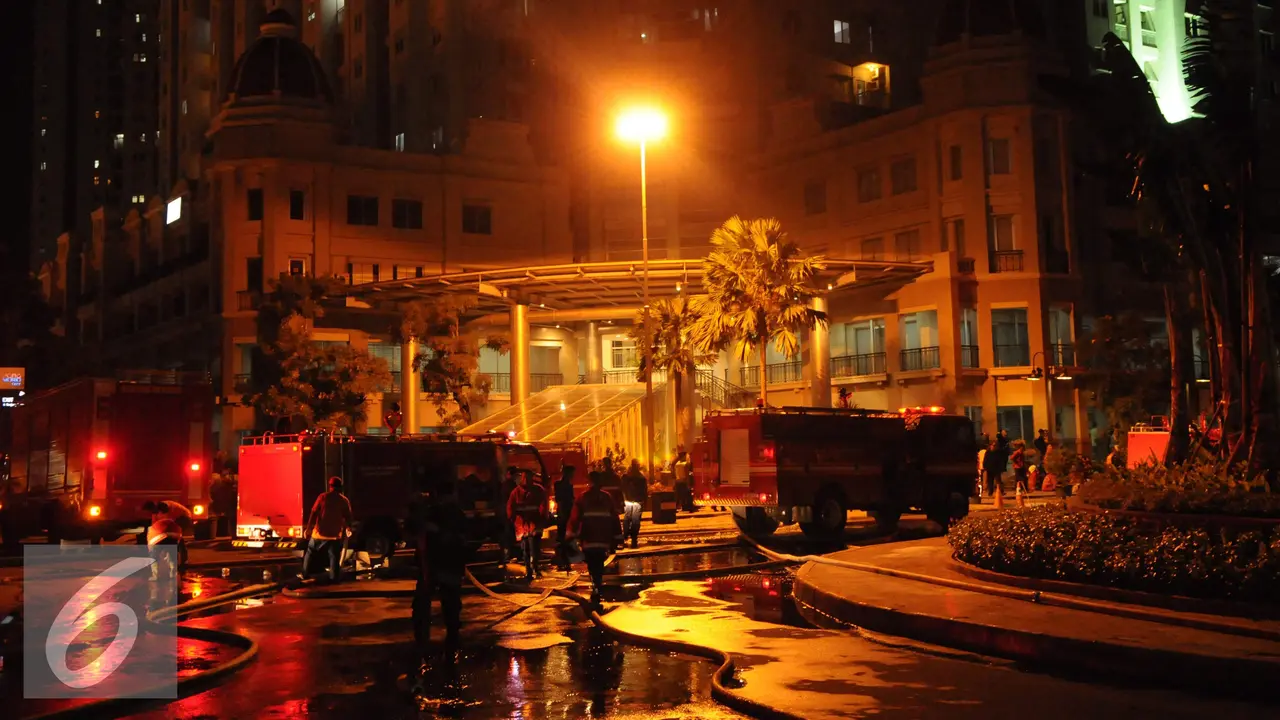 20161109- Petugas Damkar Berhasil Padamkan Kobaran Api di Apartemen Neo Soho-Jakarta- Helmi Afandi