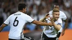  Shkodran Mustafi mencetak gol pertama saat Jerman menang 2-0 atas Ukraina pada laga pertama Grup C Piala Eropa 2016 di Stade Pierre-Mauroy, Senin (13/6/2016) dini hari WIB. (AFP/Martin Bureau)