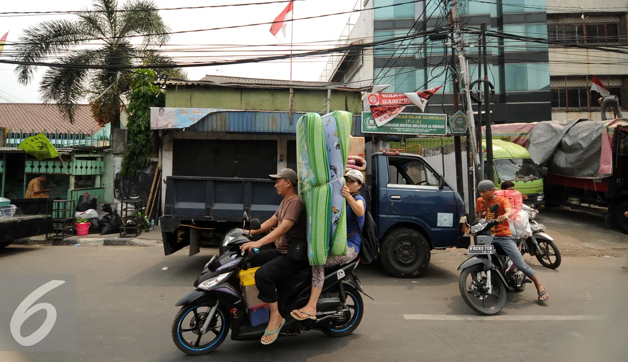Warga KampungPulo Jakarta melakukan proses pemindahan barang mereka pasca penggusuran, Jumat (21/8/2015). Pemprov DKI Jakarta merelokasi pemukiman padat di bantaran Kali Ciliwung ke Rusunawa Jatinegara. (Liputan6.com/Helmi Fithriansyah)