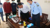 Petugas menggagagalkan upaya penyelundupan narkoba ke Lapas Pemuda Madiun. (Dian Kurniawan/Liputan6.com).
