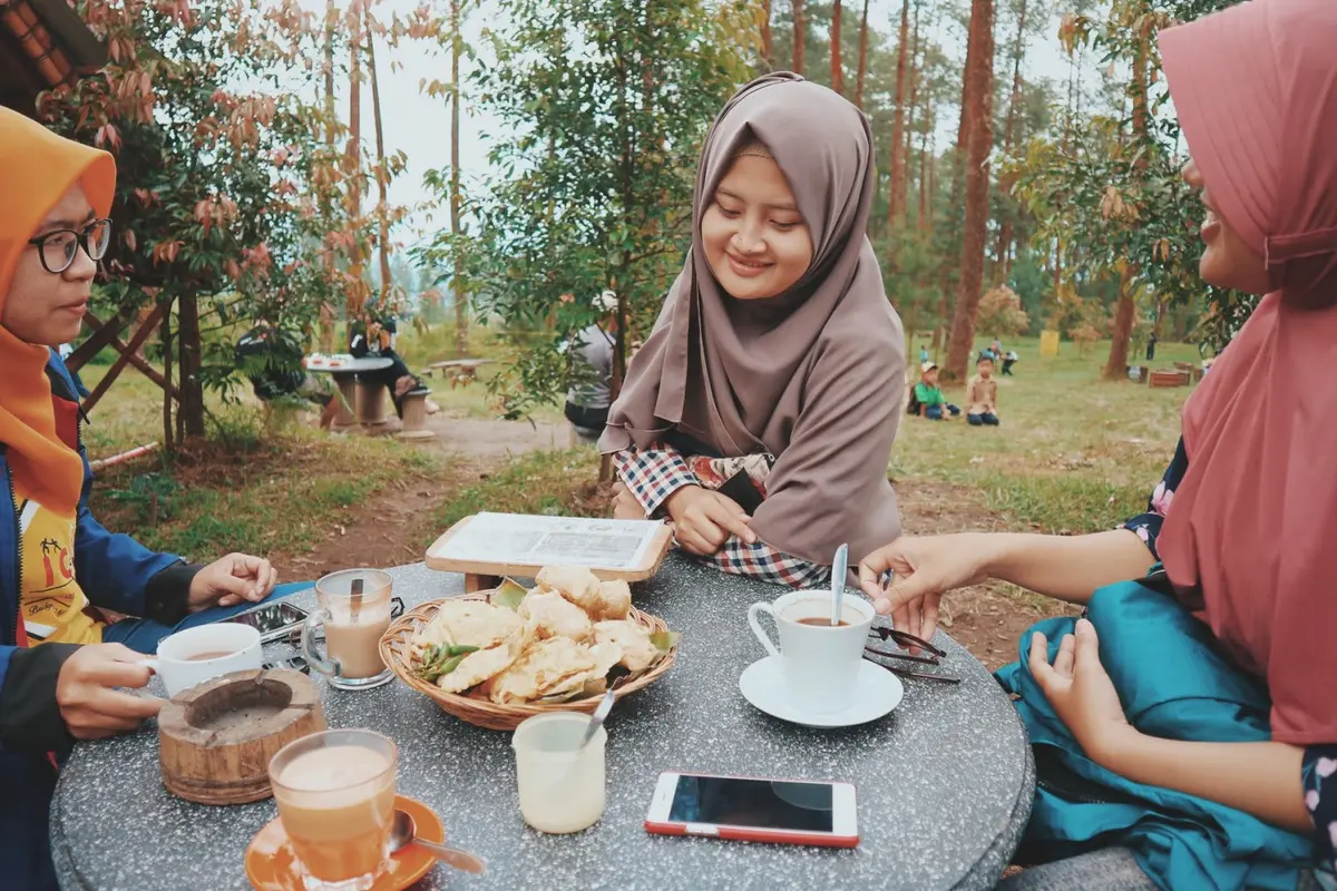 Ilustrasi buka puasa dengan teman, ngabuburit