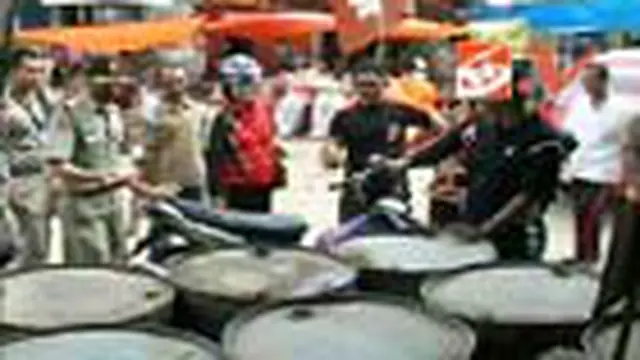 Petugas Disperindag merazia harga minyak tanah di sejumlah pangkalan, dan pasar tradisional di Polewali Mandar, Sulbar. 