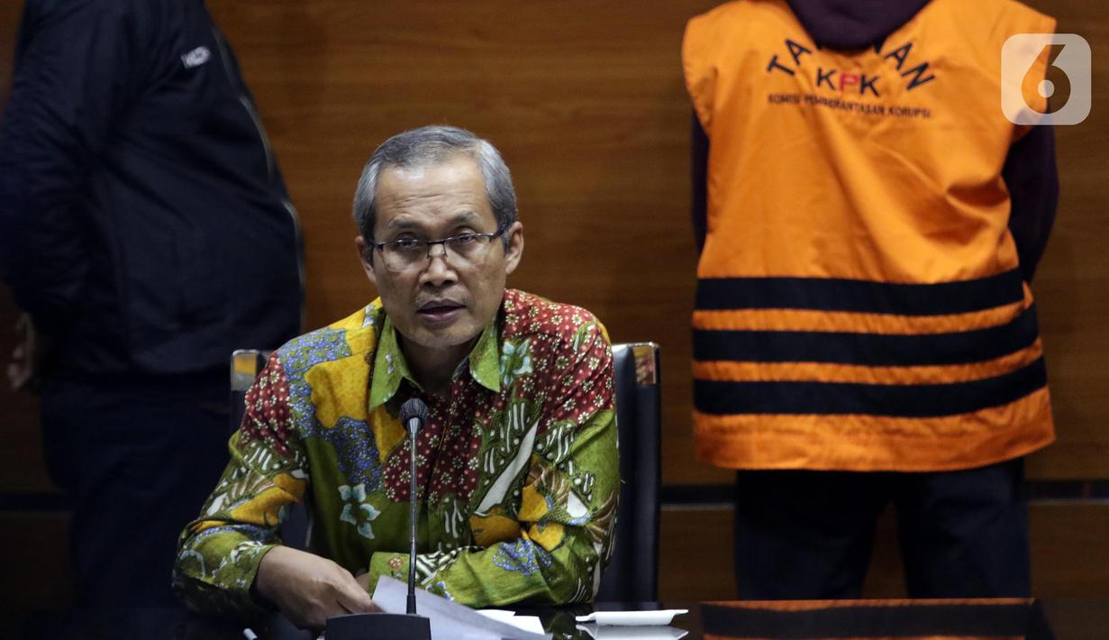 Wakil Ketua Komisi Pemberantasan Korupsi (KPK), Alexander Marwata membacakan keterangan penahanan tersangka kasus dugaan tindak pidana korupsi kerja sama pengolahan anoda logam pada tahun 2017 di Gedung Merah Putih KPK Jakarta, Selasa (17/1/2023). KPK menahan General Manager Unit Bisnis Pengolahan dan Pemurnian Logam Mulia PT Aneka Tambang (Antam) Tbk, Dodi Martimbang. (Liputan6.com/Helmi Fithriansyah)