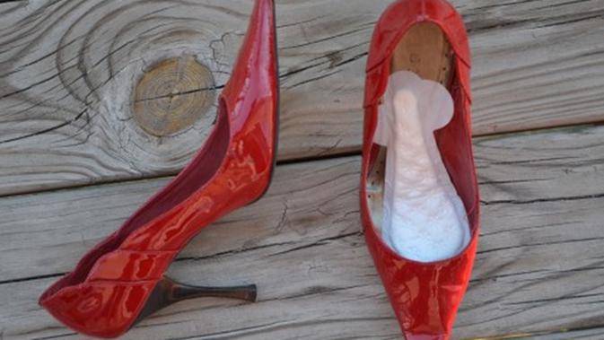 Kaki Berkeringat Coba Tips Ini Agar Sepatu Tak Licin Lembab Beauty Fimela Com Bijak dalam memilih sepatu,jika uang kita memag lebih membeli sepatu branded mungkin tidak masalah tapi bila uang kita pas pasan belilah sepatu brand dalam negri, karena kalitas tidak berbeda terlalu jauh atau jika ingin membantu pengrajin dan menambah lapangan. kaki berkeringat coba tips ini agar